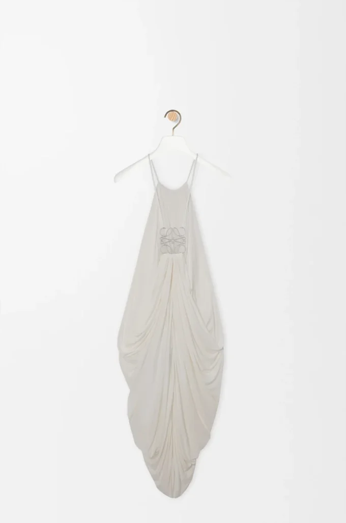 Robe drapée en soie blanche