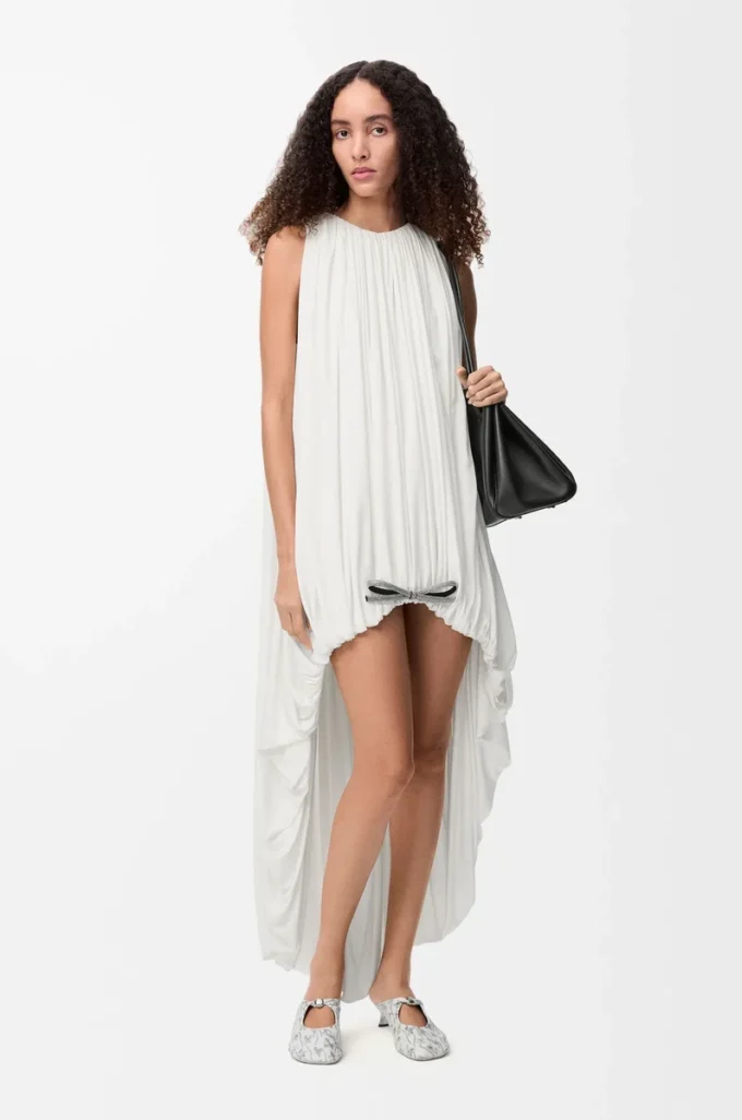 Robe drapée en soie blanche