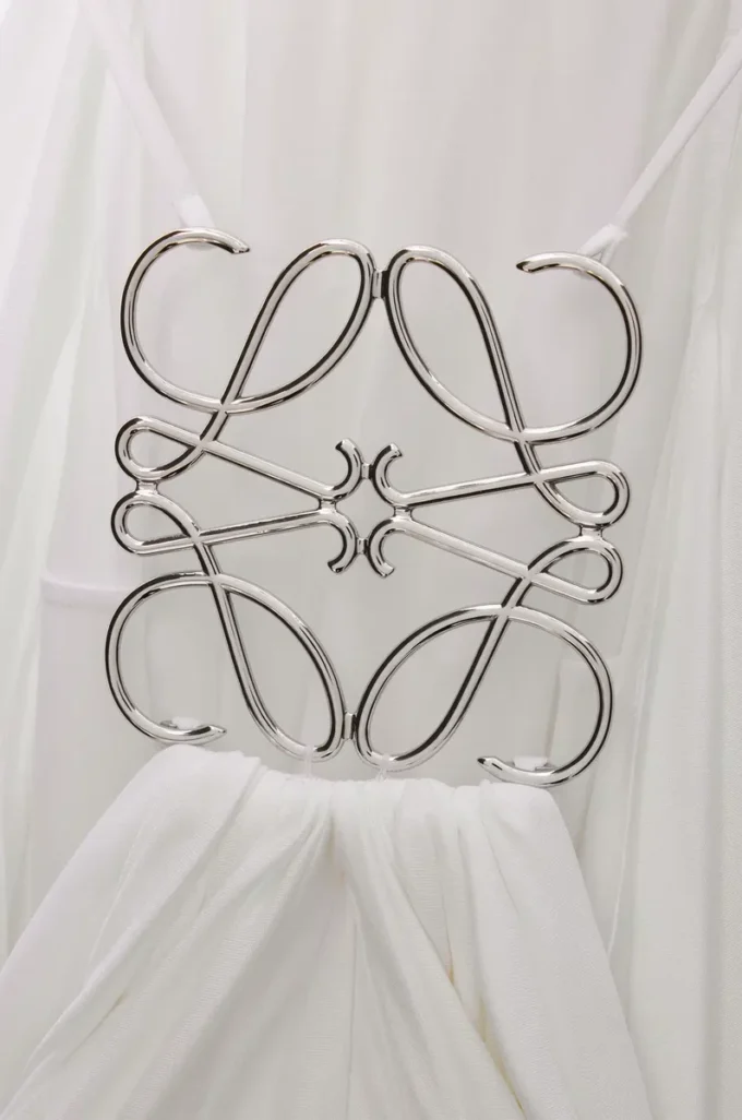 Robe drapée en soie blanche