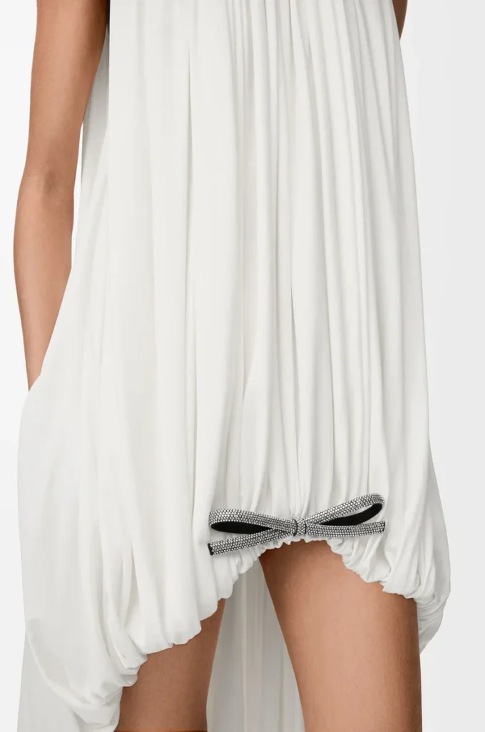 Robe drapée en soie blanche
