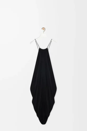 Robe drapée en soie noire
