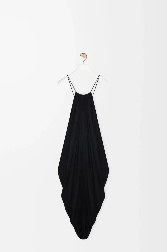 Robe drapée en soie noire
