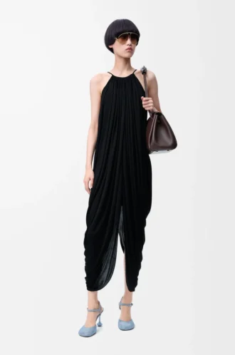 Robe drapée en soie noire