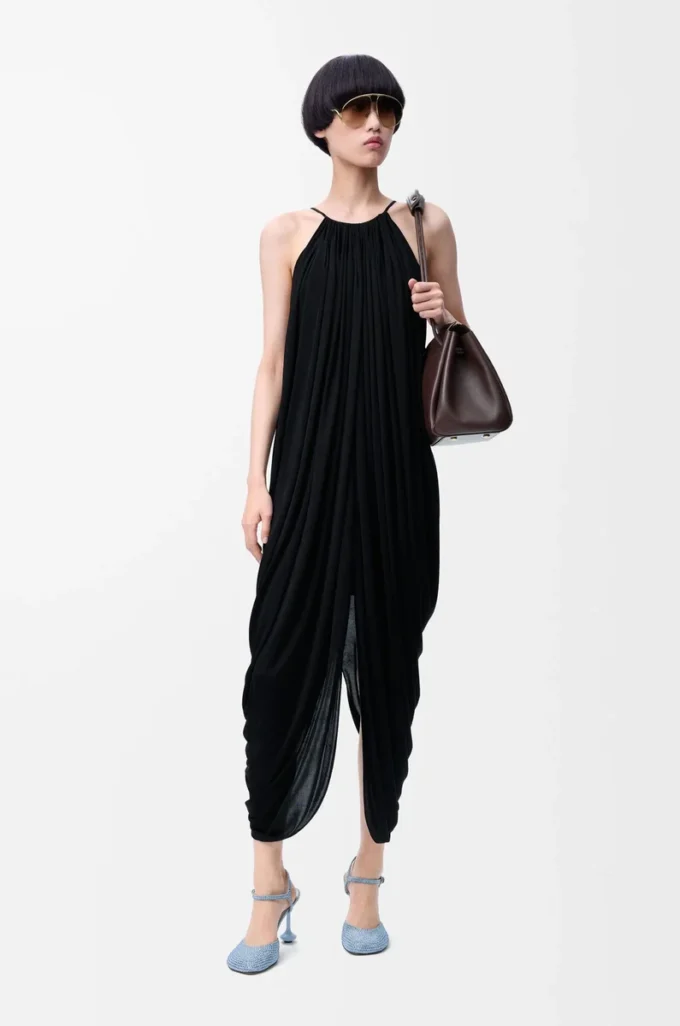 Robe drapée en soie noire