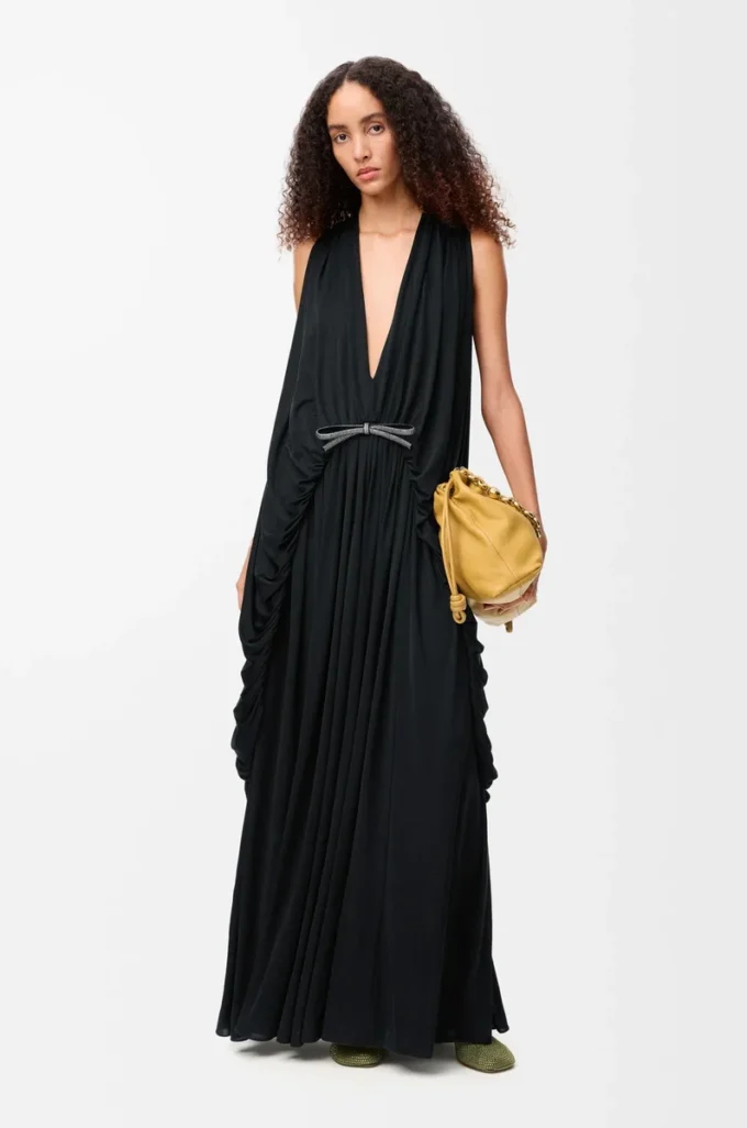 Robe drapée en soie noire