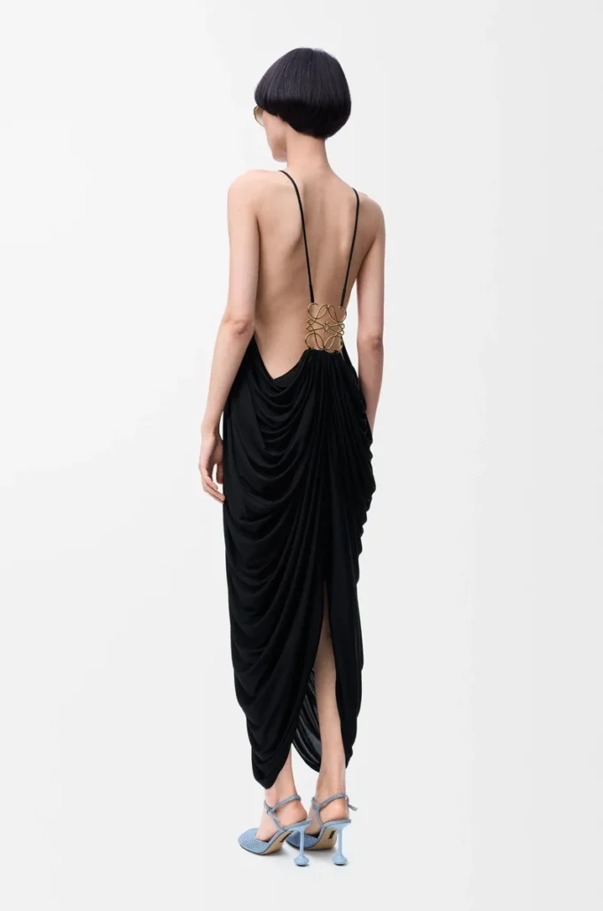 Robe drapée en soie noire