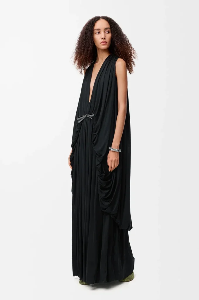 Robe drapée en soie noire