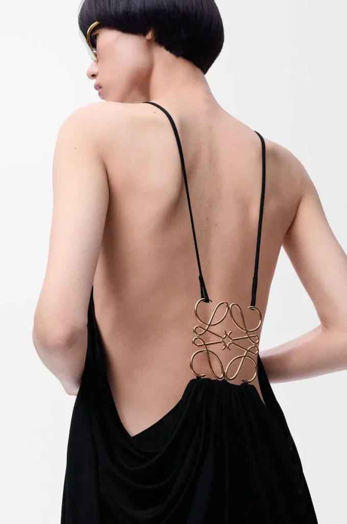 Robe drapée en soie noire