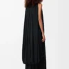 Robe drapée en soie noire