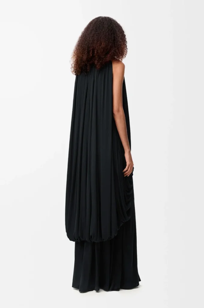 Robe drapée en soie noire