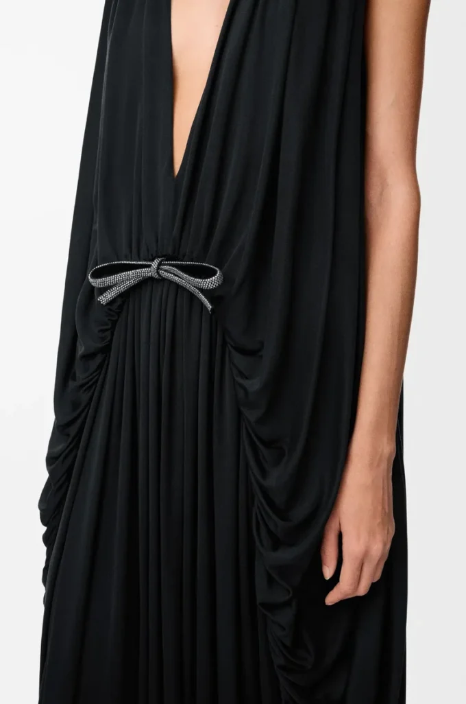Robe drapée en soie noire