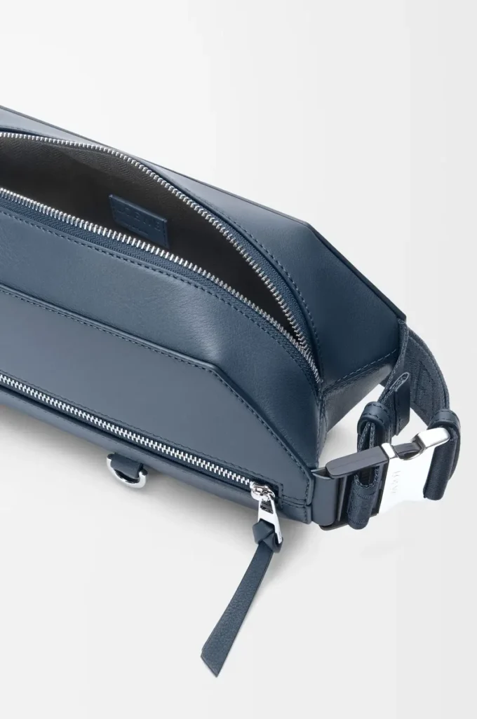 Sac à bandoulière convertible en cuir de veau classique teint indigo