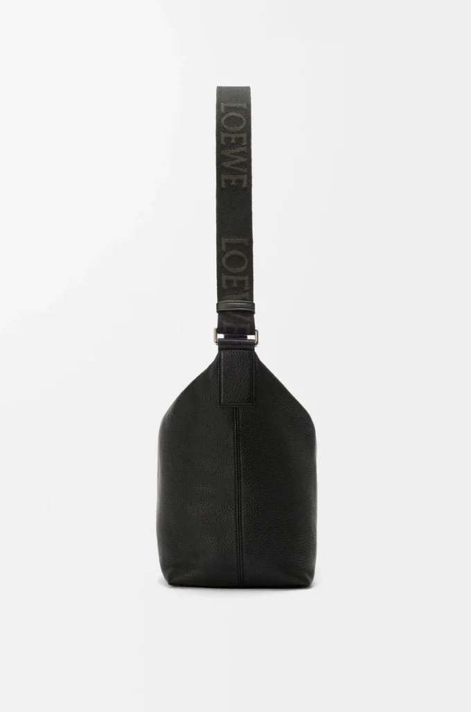 Sac à bandoulière Cubi en cuir de veau grainé souple Noir
