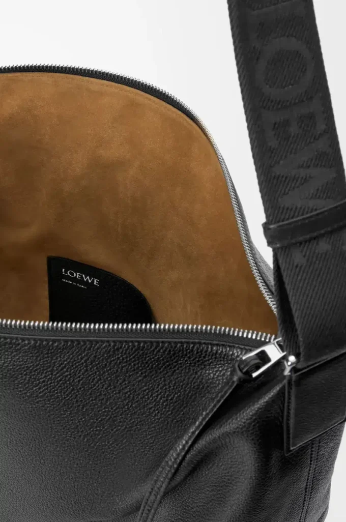 Sac à bandoulière Cubi en cuir de veau grainé souple Noir