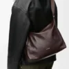 Sac à bandoulière Cubi en cuir de veau grainé souple Oxblood