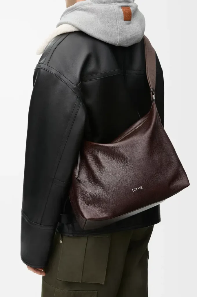 Sac à bandoulière Cubi en cuir de veau grainé souple Oxblood