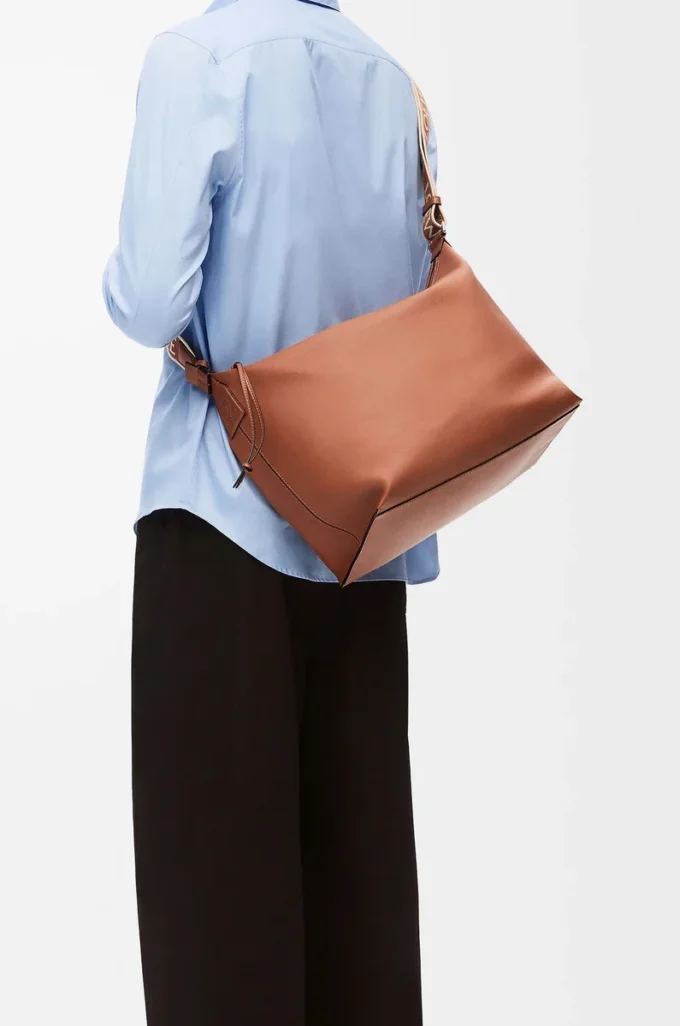 Sac à bandoulière Cubi en cuir de veau lisse et souple et jacquard beige