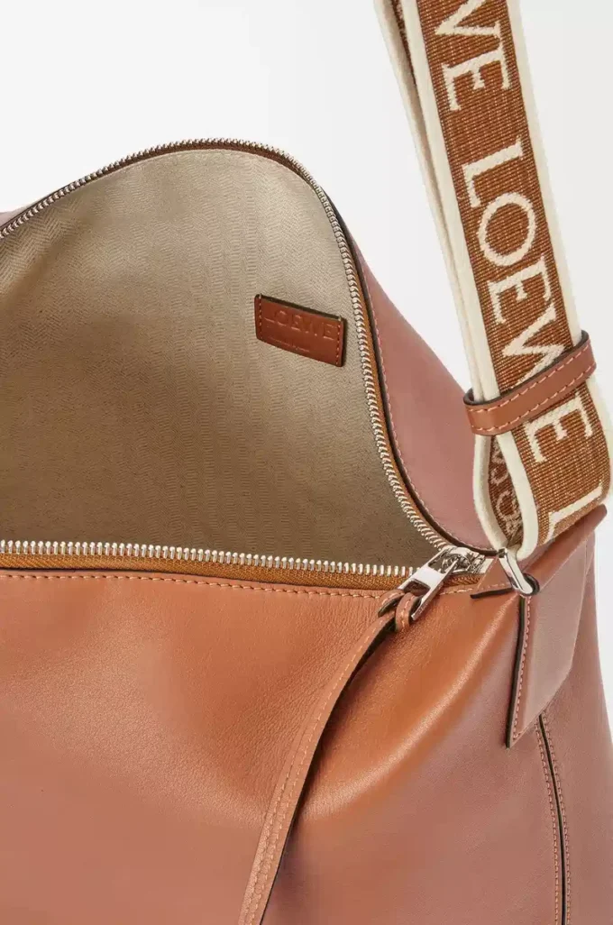 Sac à bandoulière Cubi en cuir de veau lisse et souple et jacquard beige