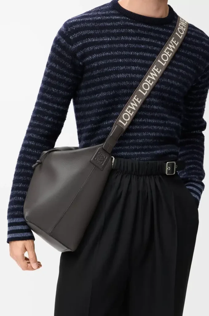 Sac à bandoulière Cubi en cuir de veau lisse et souple et jacquard gris foncé