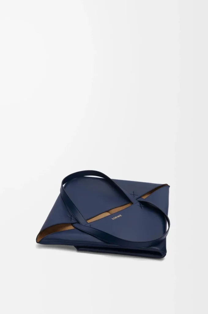 Sac cabas XL Puzzle Fold en cuir de veau brillant bleu abysse