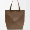Sac cabas XL Puzzle Fold en cuir de veau brillant Umber