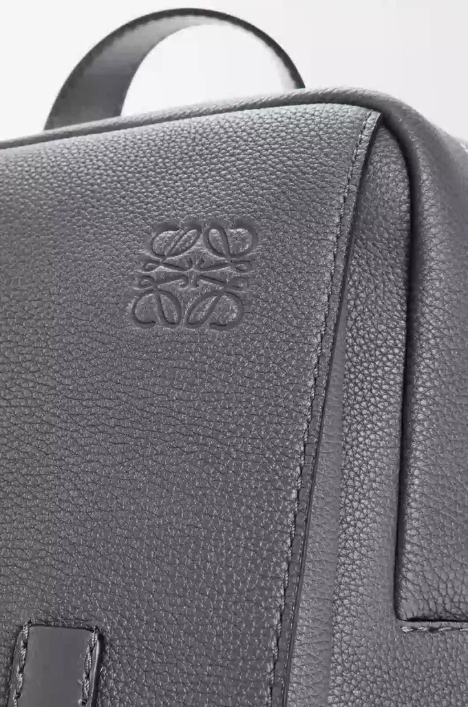 Sac à dos militaire en cuir de veau grainé souple anthracite