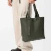 Sac fourre-tout zippé Loop en cuir de veau grainé souple Dark Khaki Sac fourre-tout zippé Loop en cuir de veau grainé souple Dark Khaki