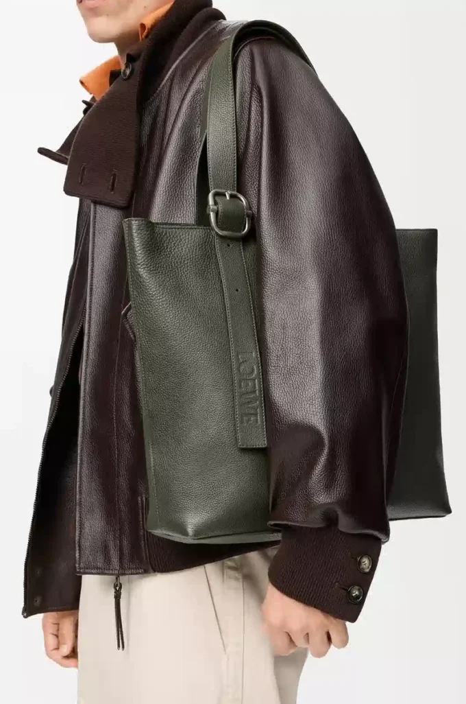 Sac fourre-tout zippé Loop en cuir de veau grainé souple Dark Khaki Sac fourre-tout zippé Loop en cuir de veau grainé souple Dark Khaki