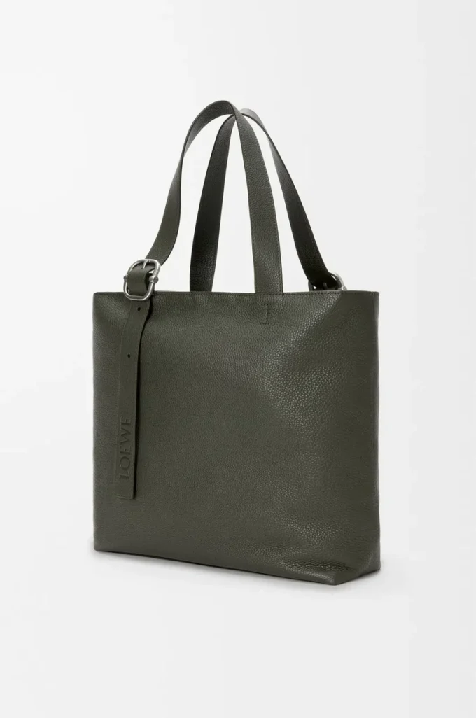 Sac fourre-tout zippé Loop en cuir de veau grainé souple Dark Khaki Sac fourre-tout zippé Loop en cuir de veau grainé souple Dark Khaki