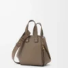 Sac Hammock compact en cuir de veau grainé souple Taupe Sac Hammock compact en cuir de veau grainé souple Taupe