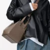 Sac Hammock compact en cuir de veau grainé souple Taupe Sac Hammock compact en cuir de veau grainé souple Taupe