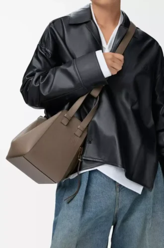 Sac Hammock compact en cuir de veau grainé souple Taupe