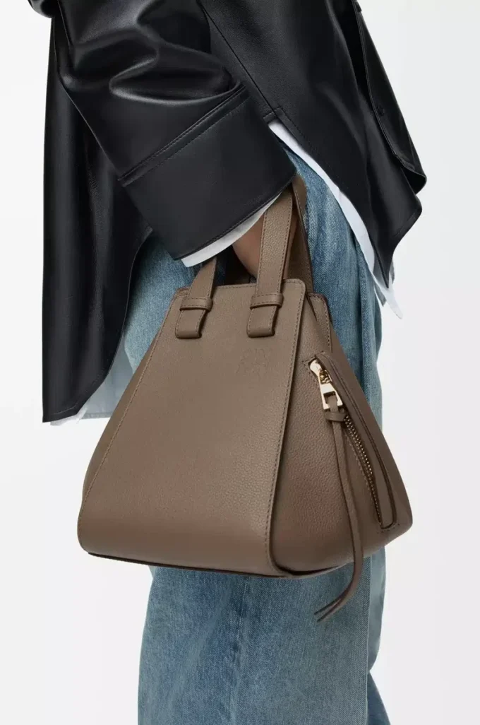 Sac Hammock compact en cuir de veau grainé souple Taupe Sac Hammock compact en cuir de veau grainé souple Taupe