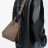 Sac Hammock compact en cuir de veau grainé souple Taupe Sac Hammock compact en cuir de veau grainé souple Taupe