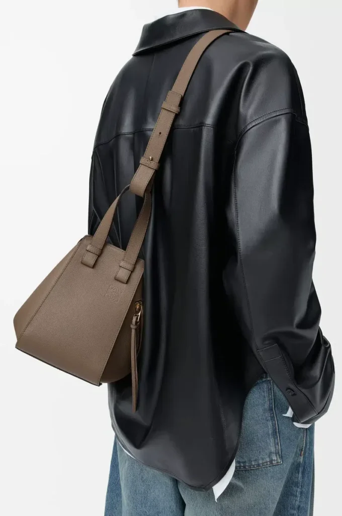 Sac Hammock compact en cuir de veau grainé souple Taupe Sac Hammock compact en cuir de veau grainé souple Taupe