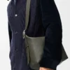 Sac hobo Loop en cuir de veau grainé souple Kaki foncé