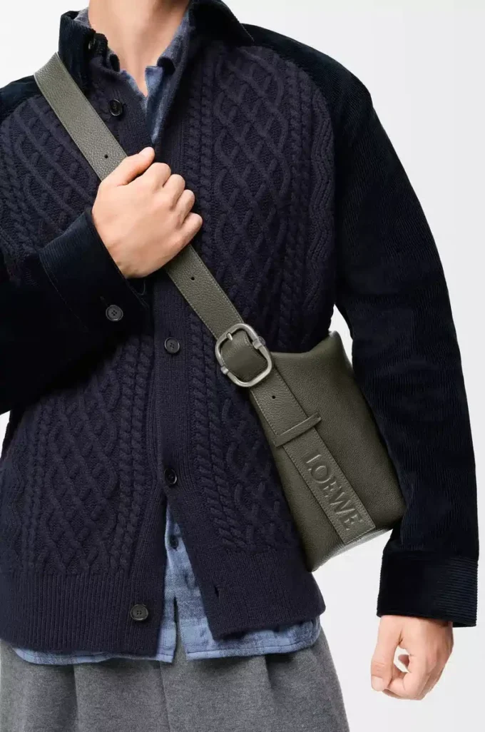 Sac hobo Loop en cuir de veau grainé souple Kaki foncé