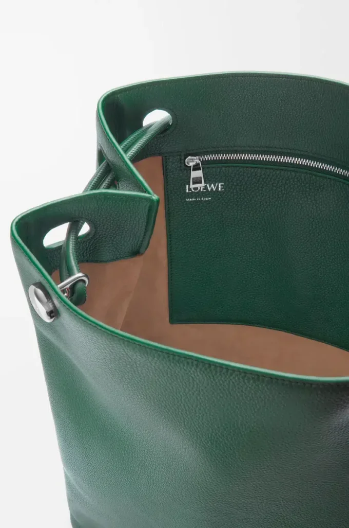 Sac hobo Pebble en cuir de veau grainé souple Evergreen Sac hobo Pebble en cuir de veau grainé souple Evergreen