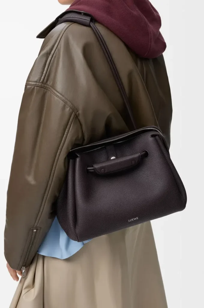 Sac Madrid moyen en cuir de veau grainé souple Dark Ebony Sac Madrid moyen en cuir de veau grainé souple Dark Ebony