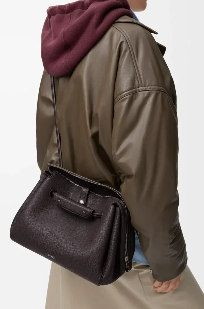 Sac Madrid moyen en cuir de veau grainé souple Dark Ebony Sac Madrid moyen en cuir de veau grainé souple Dark Ebony