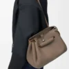 Sac Madrid moyen en cuir de veau grainé souple Taupe