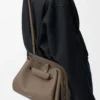 Sac Madrid moyen en cuir de veau grainé souple Taupe