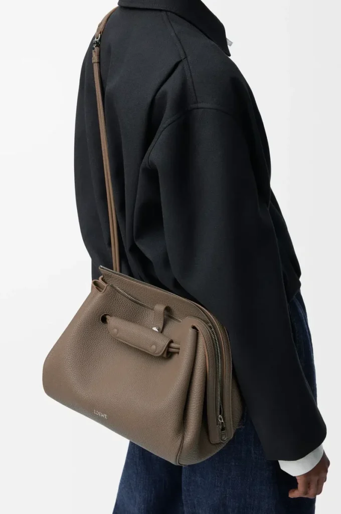 Sac Madrid moyen en cuir de veau grainé souple Taupe