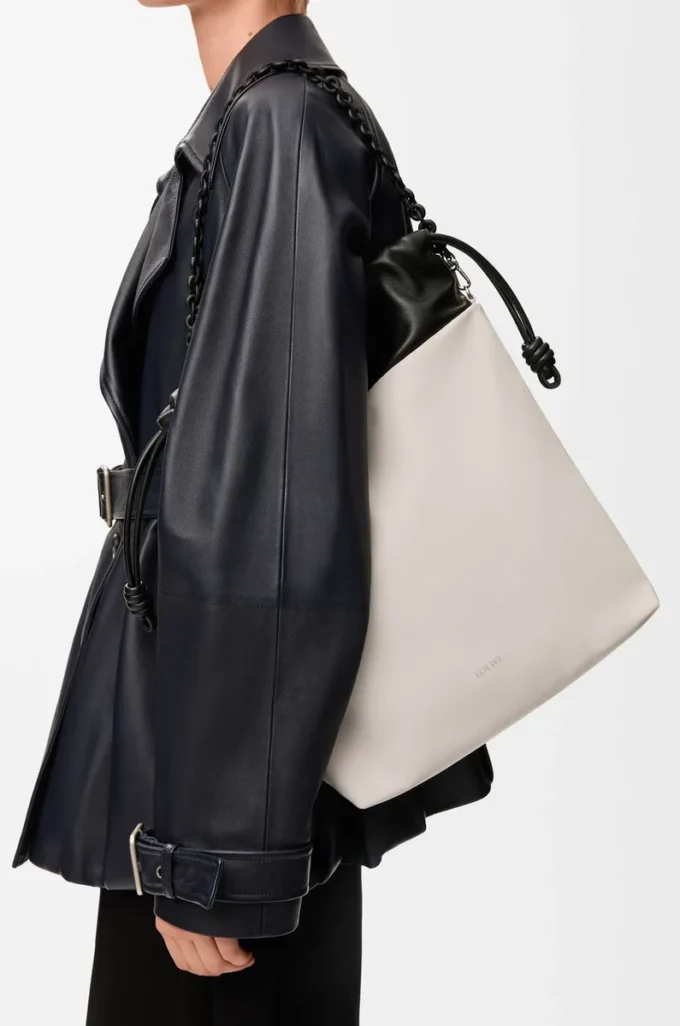 Sac à main Flamenco en cuir d&rsquo;agneau nappa moelleux Light Ghost/Black