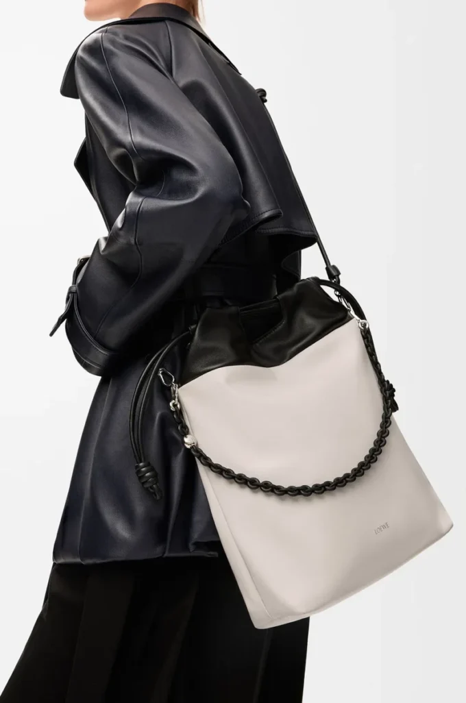 Sac à main Flamenco en cuir d&rsquo;agneau nappa moelleux Light Ghost/Black