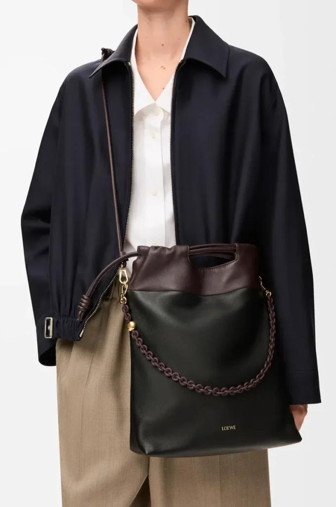 Sac à main Flamenco en cuir d’agneau nappa souple Noir/Marron foncé Sac à main Flamenco en cuir d’agneau nappa souple Noir/Marron foncé