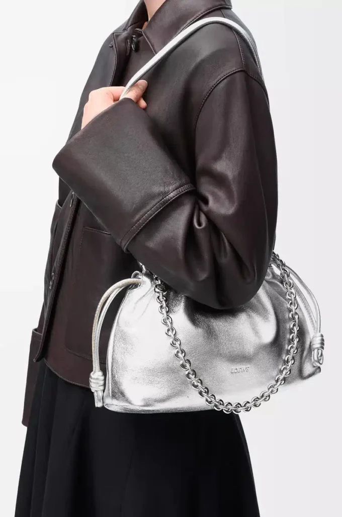 Sac à main Flamenco moyen en cuir d&rsquo;agneau laminé Argent