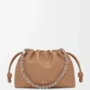 Sac à main Flamenco moyen en cuir d’agneau nappa moelleux Mocha Sac à main Flamenco moyen en cuir d’agneau nappa moelleux Mocha