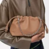 Sac à main Flamenco moyen en cuir d’agneau nappa moelleux Mocha Sac à main Flamenco moyen en cuir d’agneau nappa moelleux Mocha
