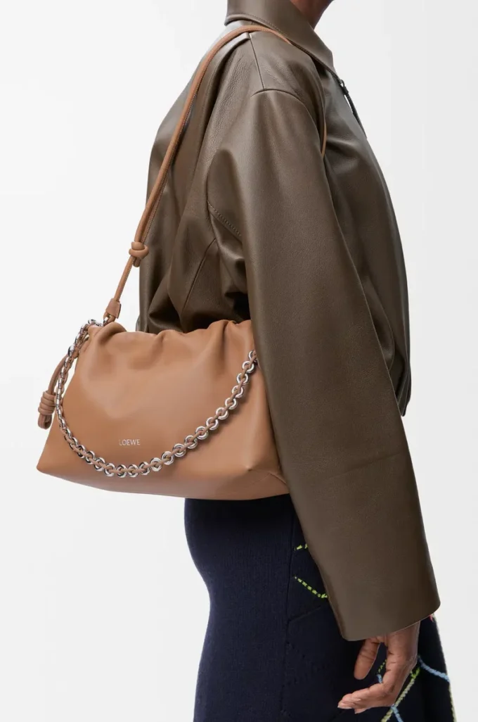 Sac à main Flamenco moyen en cuir d’agneau nappa moelleux Mocha Sac à main Flamenco moyen en cuir d’agneau nappa moelleux Mocha